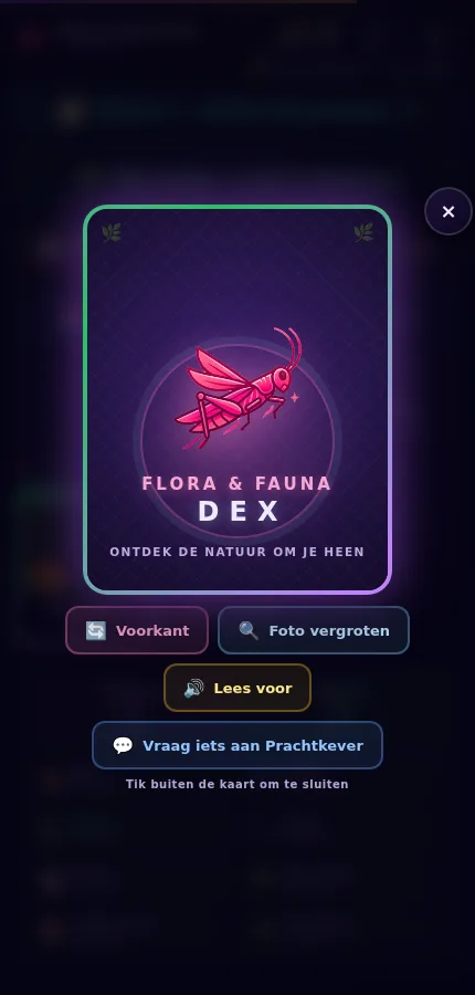 De achterkant van een verzamelkaart met de roze sprinkhaan en de tekst Flora & Fauna Dex.